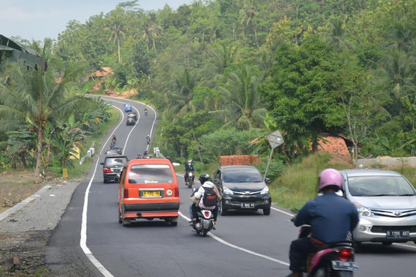 Kondisi arus lalu lintas di Jalan Nasional Lintas Selatan Jateng ruas Lumbir, Kabupaten Banyumas perbatasan Karangpucung, Kabupaten Cilacap. (Foto: Liputan6/M. Ridlo)