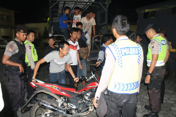 Ilustrasi personel Polres Pekalongan Kota mengamankan pengendara dan kendaraan yang terlibat balap liar di Jalan Kartini, Kecamatan Pekalongan Timur, Kota Pekalongan, Jateng, 11 Maret 2016. (Foto: Polres Pekalongan Kota)