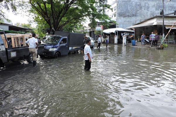 Anggota DPRD Kota Semarang meninjau lokasi banjir di wilayah timur, Kaligawe, Rabu (28/9). (Foto: DPRD Kota Semarang)