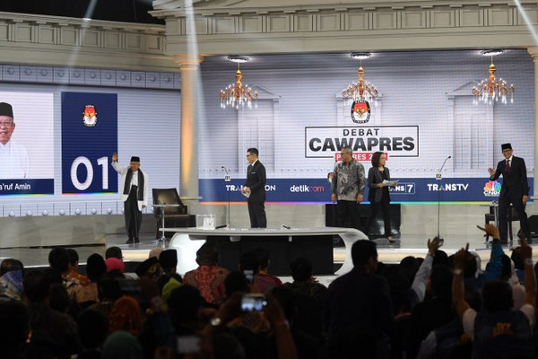 Cawapres nomor urut 01, Ma'ruf Amin (kiri), dan cawapres nomor urut 02, Sandiaga Uno (kanan), melambaikan tangan saat mengikuti debat ketiga Pilpres 2019 di Hotel Sultan, Jakarta, Minggu (17/3). (Foto: Antara Foto/Wahyu Putro A.)