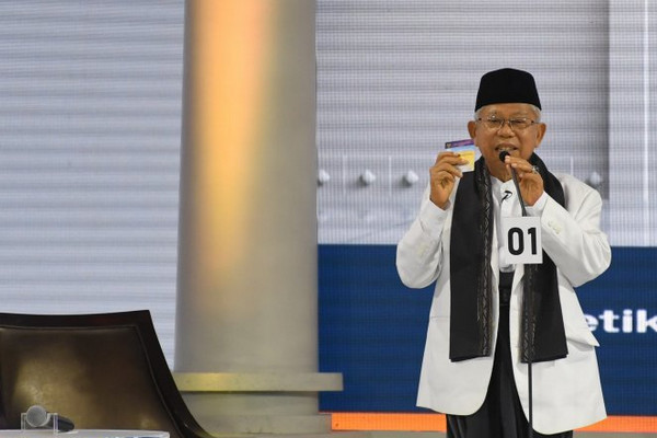 Cawapres nomor urut 01, Ma'ruf Amin, menunjukkan tiga 'kartu sakti' saat visi-misi dalam debat ketiga Pilpres 2019 di Hotel Sultan, Jakarta, Minggu (17/3). (Foto: Antara Foto/Wahyu Putro A.)