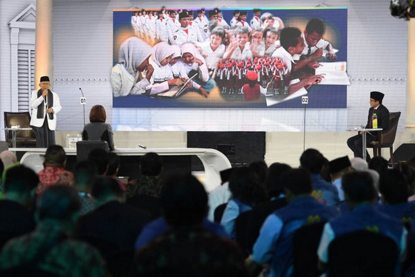 Cawapres nomor urut 01, Ma'ruf Amin (kiri), dan Cawapres nomor urut 02, Sandiaga Uno (kanan), mengikuti debat ketiga Pilpres 2019 di Hotel Sultan, Jakarta, Minggu (17/3). (Foto: Antara Foto/Wahyu Putro A.)