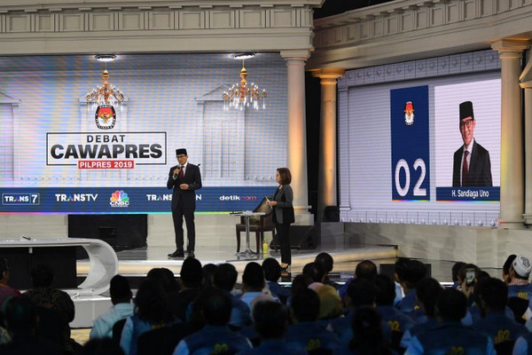 Cawapres nomor urut 02, Sandiaga Uno, memaparkan visi-misi pada debat ketiga Pilpres 2019 di Hotel Sultan, Jakarta, Minggu (17/3). (Foto: Antara Foto/Wahyu Putro A.)