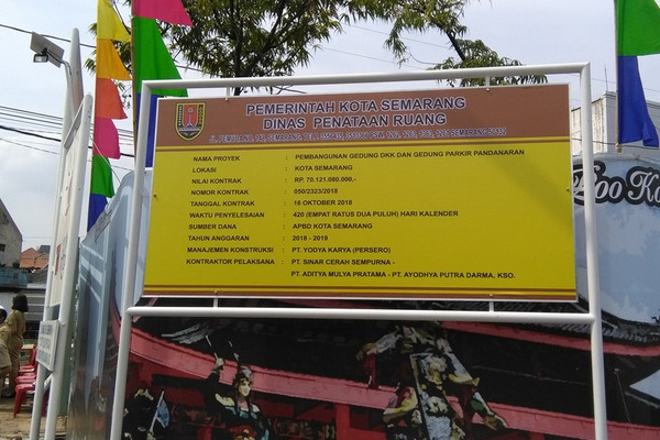 Plang proyek Gedung Parkir Pandanaran 10 lantai di Kota Semarang, Jateng, November 2018. (Foto: ist)