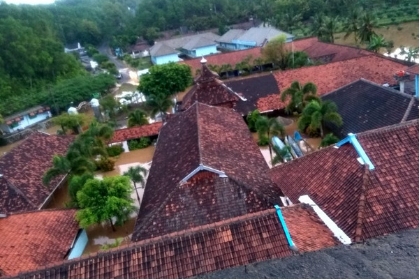 SMKN 1 Tanjungsari, Desa Kemadang, Kecamatan Tanjungsari, Kabupaten Gunungkidul, DIY, terendam banjir, Senin (18/3) pagi. (Foto: Twitter/@Pusdalops_diy)