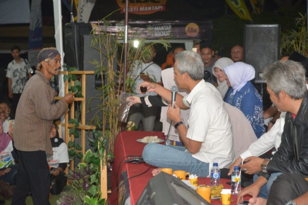 Gubernur Jateng, Ganjar Pranowo (kemeja putih), saat berdialog dengan petani di Kecamatan Bulu, Kabupaten Temanggung, Jateng, 23 September 2017. (Foto: Pemprov Jateng)
