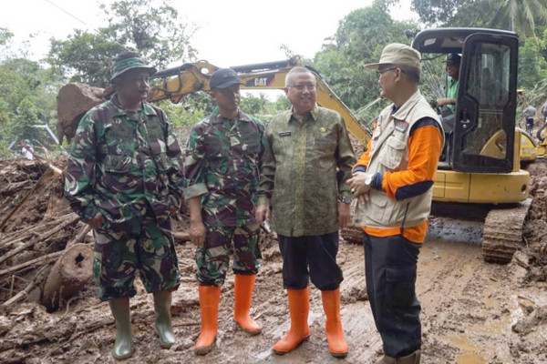 Bupati Bantul, Suharsono (kedua kanan), saat meninjau lokasi longsor di Dusun Kedung Buweng, Desa Wukirsari, Kecamatan Imogiri, Kabupaten Bantul, DIY, Senin (18/3). (Foto: Twitter/@PusdalopsBantul)