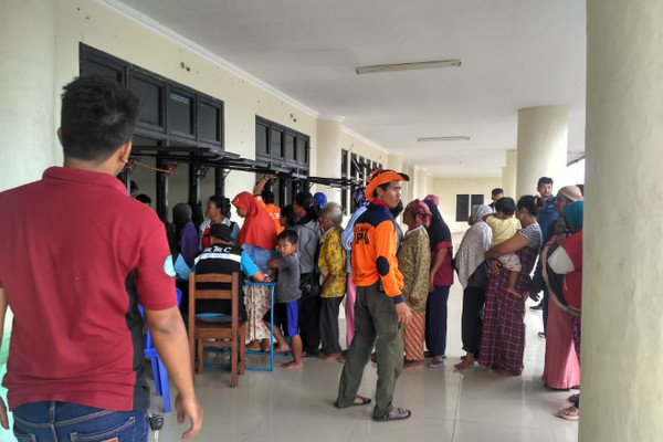 Warga Kabupaten Kulon Progo, DIY, mengungsi di Stadion Cangkring, Desa Temonan, Kecamatan Wates, Senin (18/3), akibat banjir. (Foto: Twitter/@TRCBPBDDIY)