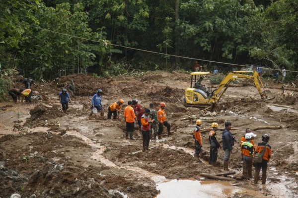 Tim gabungan melakukan pencarian korban longsor di Dusun Kedungbuweng, Desa Wukirsari, Kecamatan Imogiri, Kabupaten Bantul, DIY, Senin (18/3). (Foto: Antara Foto/Hendra Nurdiyansyah)