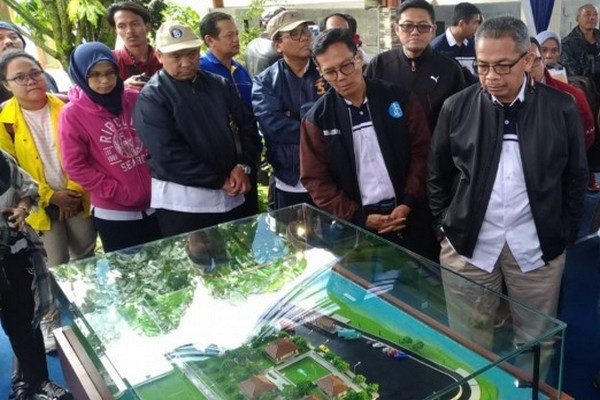 Deputi Gubernur BI, Sugeng (kanan), melihat maket kompleks pengolahan sampah terpadu di Dataran Tinggi Dieng, Jateng, Sabtu (16/3). (Foto: ist)