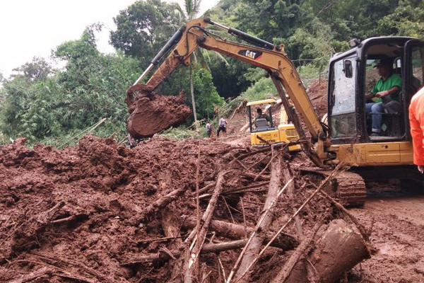 Alat berat dikerahkan dalam mencari dua korban longsor di Dusun Kedung Buweng, Desa Wukirsari, Kecamatan Imogiri, Kabupaten Bantul, DIY, Selasa (19/3). (Foto: Antara/Hery Sidik)