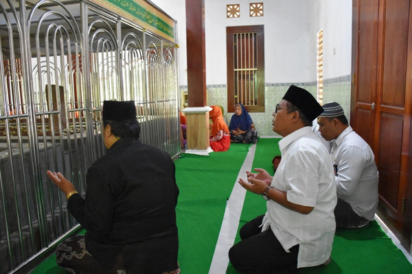 Bupati Pekalongan, Asip Kholbihi (koko putih), saat berziarah ke makam Waliyullah Ki Gede Penatas Angin, Dusun Kopeng, Desa Pungangan, Kecamatan Dor, Kabupaten Pekalongan, Jateng, 11 Mei 2018. (Foto: Pemkab Pekalongan)