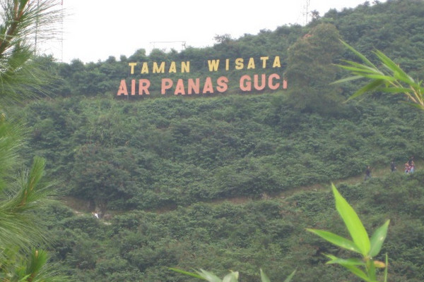  Lokawisata air panas Guci, Kecamatan Bumijawa, Kabupaten Tegal, Jateng. (Foto: Dok. UGM)