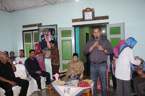 Wakil Ketua DPR, Taufik Kurniawan (songkok hitam), menyimak pemaparan koleganya, Wahyu Kristianto (pegang mik), saat kegiatan Tilik Desa dan Pengobatan Gratis di Kabupaten Purbalingga, Jateng, 2 Februari 2014. (Foto: Flickr/Taufik Kurniawan)