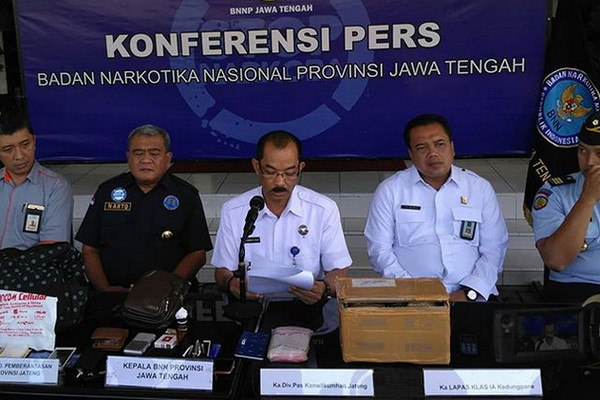 Kepala BNNP Jateng, Brigjen Muhammad Nur (tengah), memberikan keterangan pers soal pengungkapan kasus bandar ganja dari balik lapas di kantornya, Kota Semarang, Jateng, Rabu (20/3). (Foto: Instagram/@bnn.provjateng)