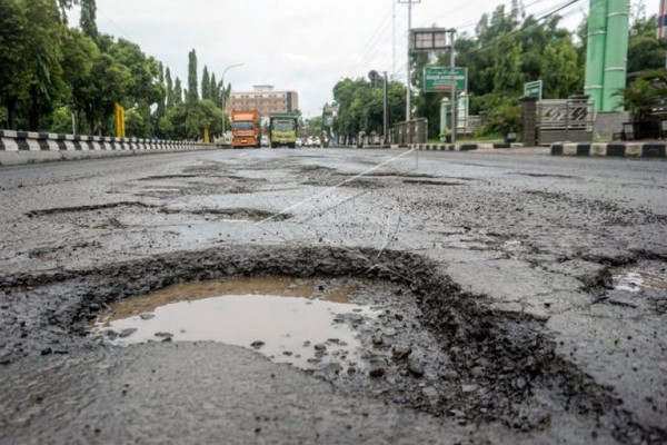 Sejumlah pengendara melintasi jalan berlubang di jalur pantura, Pekalongan, Jateng, Selasa (29/1). (Foto: Antara Foto/Harviyan PP)
