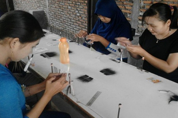 Ilustrasi kerajinan bulu mata palsu. (Foto: Antara/Kutnadi)