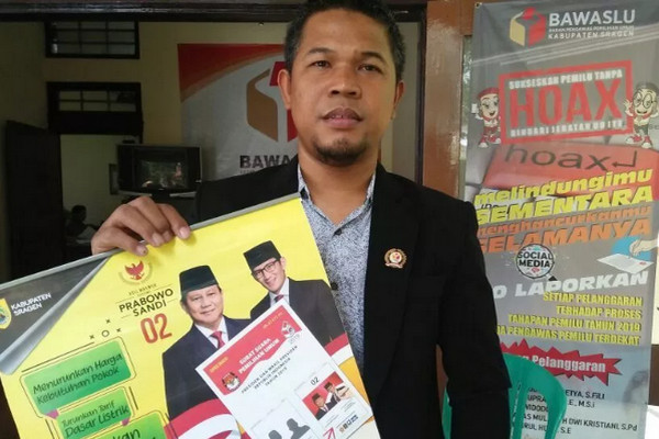 Ketua Bawaslu Sragen, Dwi Budhi Prasetyo, menunjukkan kalender Prabowo-Sandi dengan logo Pemkab Sragen di pojok kiri atas, Kabupaten Sragen, Jateng, Selasa (19/3). (Foto: ist)