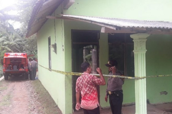 Garis polisi terpasang di TPA Daarussalam, Kompleks Ponpes Mi'tahul Falah, Desa Buniayu, Kecamatan Tambak, Kabupaten Banyumas, Jateng, Kamis (21/3). (Foto: Antara/Sumarwoto)