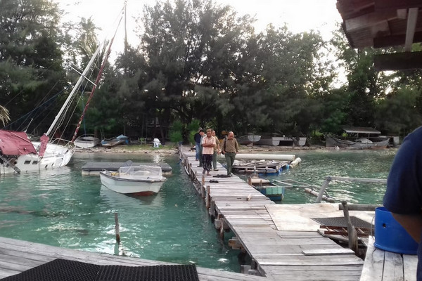 Petugas BTNKJ menyambangi penangkaran hiu milik Cun Ming di Pulau Menjangan Besar, Kepulauan Karimunjawa, Kabupaten Jepara, Jateng, Selasa (12/3). (Foto: Dok. BTNKJ KLHK)