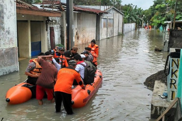Tim gabungan mengevakuasi warga terdampak banjir menggunakan perahu karet di Desa Kadokan, Kecamatan Grogol, Kabupaten Sukoharjo, Jateng, 29 November 2017. (Foto: Polres Sukoharjo)