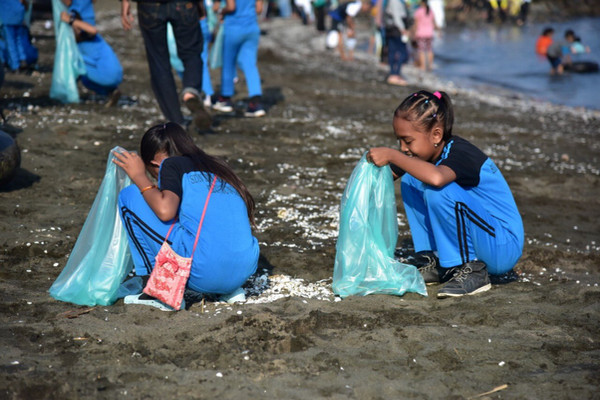 Ilustrasi Dua siswi berpartisipasi dalam membersihkan sampah di Pantai Sendang Sikucing, Kabupaten Kendal, Jateng, Minggu (24/2). (Foto: Twitter/@KementerianLHK)