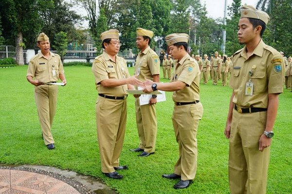 Prosesi penyerahan SK kenaikan pangkat PNS Pemkot Salatiga di Halaman Pemkot Salatiga, Jateng, Senin (25/3). (Foto: Instagram/@humassetdasala3)
