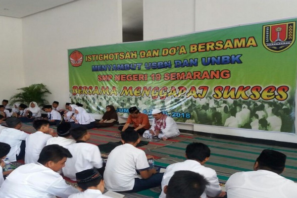 Ilustrasi para siswa SMP Negeri 19 Semarang, Jateng, mengkuti istigasah dan doa bersama sebelum USBN dan UNBK, 6 April 2018. (Foto: Dok. SMPN 19 Semarang)