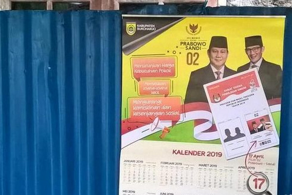 Kalender Prabowo-Sandi dengan logo Pemkab Sukoharjo. (Foto: Dok. Bawaslu Sukoharjo)