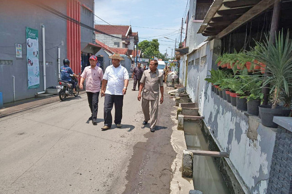 Komisi III DPRD Kota Tegal meninjau lokasi daerah rawan banjir di Kompleks Jalan Rambutan, Kecamatan Tegal Barat, Kota Tegal, Jateng, Senin (25/3). (Foto: ist)