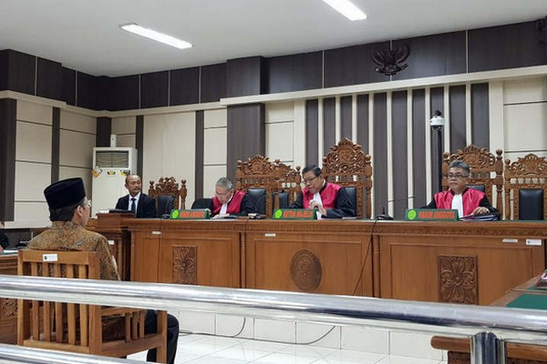 Wakil Ketua nonaktif DPR, Taufik Kurniawan, duduk di kursi pesakitan Pengadilan Tipikor Semarang, Jateng, Rabu (20/3). (Foto: Antara/IC Senjaya)