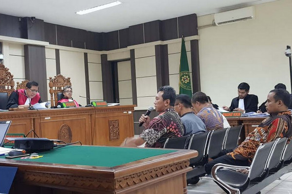 Bekas Bupati Kebumen, Yahya Fuad (pegang mik), bersaksi di Pengadilan Tipikor Semarang, Jateng, Rabu (27/3). (Foto: Antara/IC Senjaya)