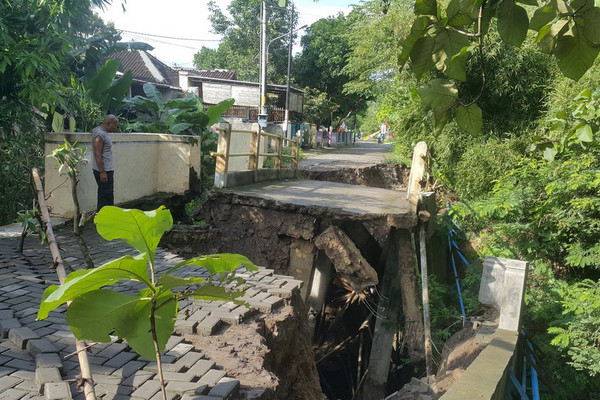 Kondisi Jembatan Kalialang Lama di Kelurahan Sukorejo, Kecamatan Gunungpati, Kota Semarang, Jawa Tengah (Jateng), yang ambrol, Kamis (28/3). (Foto: Twitter/@thony_woo)