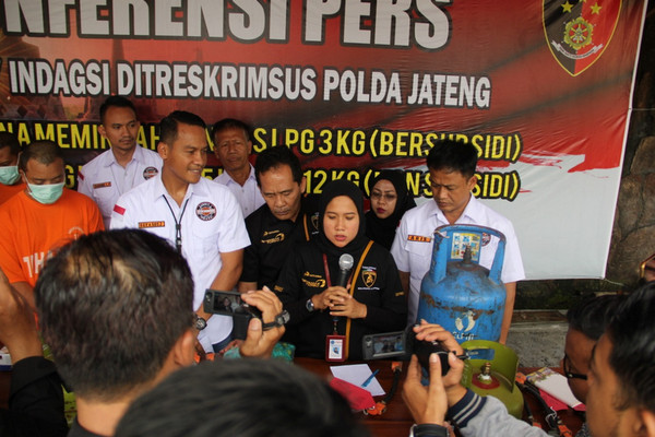 Ditreskrimsus Polda Jateng memberikan keterangan pers soal pengungkapan kasus penyelewengan elpiji bersubsidi di Mapolda Jateng, Kota Semarang, Jateng, Kamis (28/3). (Foto: Polda Jateng)