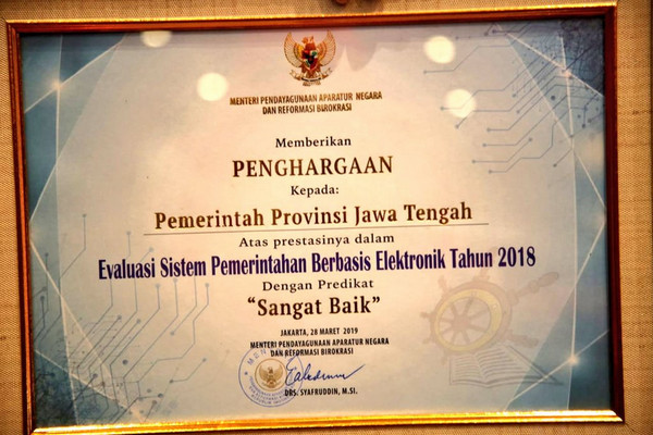 Piagam penghargaan Evaluasi SPBE 2018 untuk Jateng. (Foto: Twitter/@GRMS_JATENG)