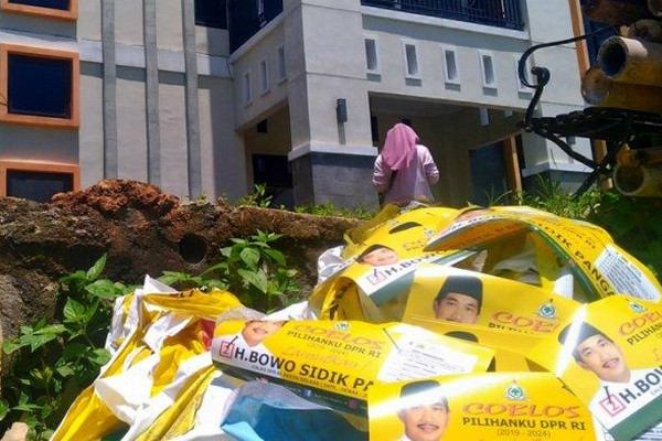Sejumlah APK Bowo Sidik Pangarso berupa stiker dibuang di salah satu sudut posko pemenangannya di Kelurahan Mlati Kidul, Kecamatan Kota, Kabupaten Kudus, Jateng, Jumat (29/3). (Foto: Tribun Jateng/Rifqi Gozali)