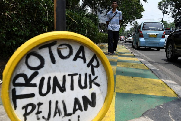 Ilustrasi seorang warga berjalan di jalur pedestrian di Jalan Ampera Raya, Jakarta, 22 Oktober 2018. (Foto: Antara Foto/Wahyu Putro A.)