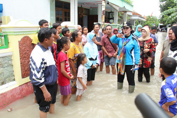Wali Kota Tegal, Siti Masitha Soeparno (topi hitam), saat meninjau banjir di Kecamatan Margadana, 7 Februari 2015. (Foto: Pemkot Tegal)