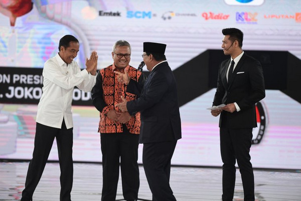 Capres nomor urut 01, Jokowi (kiri), hendak bersalaman dengan penantangnya, Prabowo Subianto (sonkok hitam) dalam debat keempat Pilpres 2019 di Jakarta, Sabtu (30/3) malam. (Foto: Antara Foto/Hafidz Mubarak)