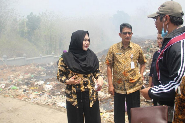 Bupati Kendal, Mirna Annisa (kiri). (Foto: Facebook/@BupatiMirnaAnnisa)