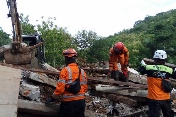 Tim gabungan saat mencari dua korban tertimbun longsor di Kecamatan Imogiri, Kabupaten Bantul, DIY, Selasa (19/3). (Foto: Instagram/@humas_basarnas_yogyakarta)