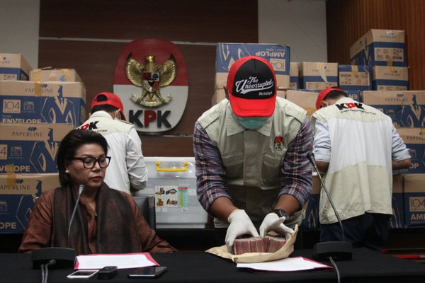 Wakil Ketua KPK, Basaria Panjaitan (kiri),  dan penyidik menunjukkan barang bukti berupa uang Rp8 miliar dalam 84 kardus hasil OTT anggota Fraksi Golkar DPR, Bowo Sidik Pangarso, di Gedung Merah-Putih, Jakarta, Kamis (28/3). (Foto: Antara Foto/Reno Esnir)