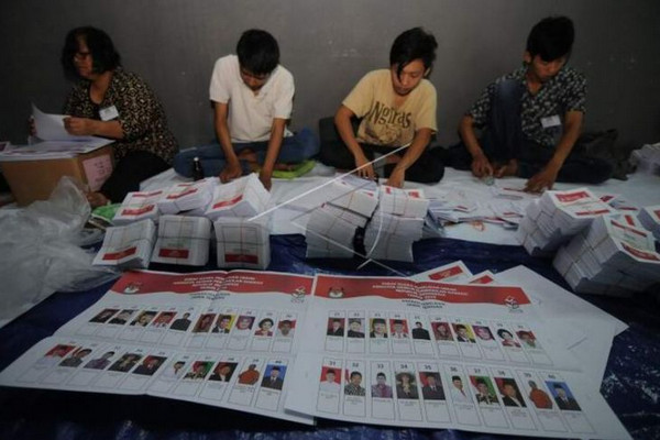  Pekerja melipat surat suara pemilihan DPRD di Gudang KPU Kota Salatiga, Jateng, Rabu (27/2). (Foto: Antara Foto/Aloysius JN)