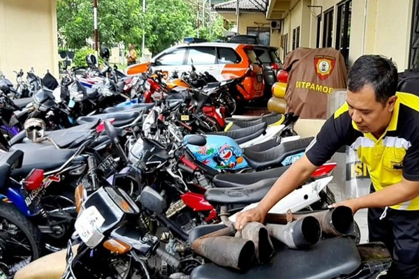 Puluhan motor berknalpot 'brong' terparkir di halaman Mapolresta Surakarta, Jateng. (Foto: Antara/Bambang Dwi Marwoto)