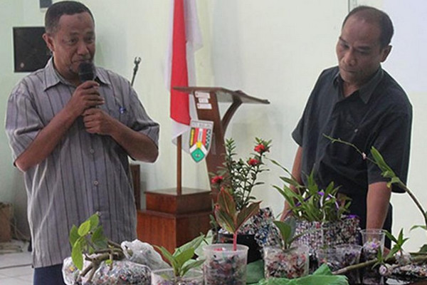 Peserta Krenova 2019 mempresentasikan karya 'Pemanfaatan Limbah Plastik untuk Media Tanam'. (Foto: Dok. Balitbang Kota Magelang)