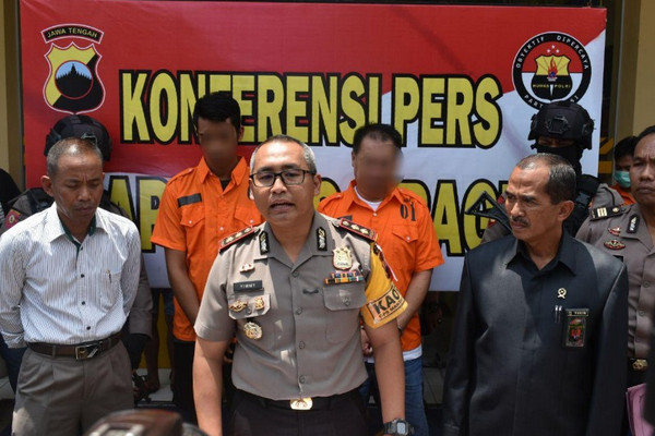 Kapolres Sragen, AKBP Yimmy Kurniawan (tengah), saat memberikan keterangan ihwal teror terhadap Pengadilan Agama Sragen, Jateng, Kamis (4/4). (Foto: Polres Sragen)