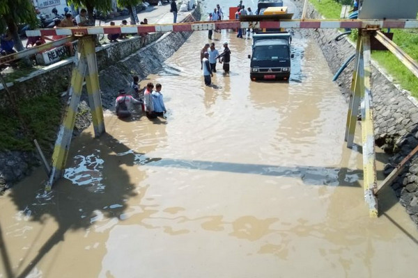 Viaduk Gilingan di Kecamatan Banjarsari, Kota Surakarta, Jateng, kebanjiran pada Kamis (4/4). (Foto: Antara/Aris Wasita)