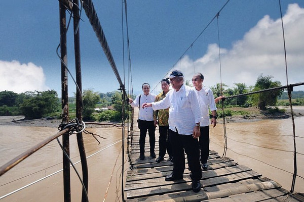 Menteri PUPR, Basuki Hadimuljono (topi), saat meninjau Jembatan Gantung Ngembik di atas Sungai Progo, Kota Magelang, Jateng, Kamis (4/4). (Foto: Instagram/@humaspemkotmagelang)