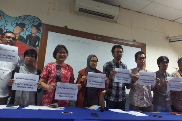 Sejumlah aktivis di Jakarta, Rabu (23/1), menyuarakan, golput sebagai ekspresi politik dan taktergolong pidana pemilu (Foto: Antara/Maria Rosari)