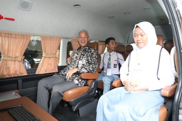  Gubernur Jateng, Ganjar Pranowo (kiri), bersama pelajar terpilih untuk mengikuti aktivitasnya, Kamis (13/12). (Foto: Pemprov Jateng)